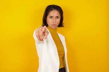 Kapalı mekândaki günlük kıyafetler içindeki neşeli genç kadın fotoğrafı size mutluluğu gösteriyor, rekabeti seçiyor, olumlu bir ifade var. Güzel zeki öğrenci seçimini yapıyor.