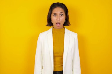 Duygusal, çekici, beyaz, günlük kıyafetler giyen, ağzı açık genç bir kadın. Çok şaşırtıcı ve korkutucu bir tavır sergiliyor. Stüdyo geçmişine karşı poz veriyor, kameraya bakıyor. Beklenmedik haberler ve insani tepkiler.