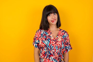 Güzel genç kadın gergin ve korkmuş dudaklar ısırıyor. Sabırsız bir ifadeyle kameraya bakıyor. Düşünceli. 