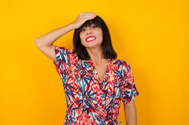 Tüh, ne yaptım ben? Güzel bir kadın, korkmuş ve pişmanlık dolu bir ifadeyle elini alnından tutuyor. Ayakta günlük giysiler giyiyordu. 