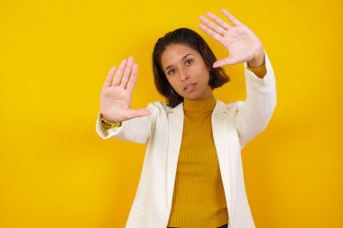 El hareketli parmak çerçevesi. Gülümseyen genç bir kadının portresi kameraya bakıyor ve işaret eden bir parmak çerçevesi var.