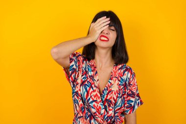 Ne olmuş yani? Kibirli, rahatsız edilmemiş, yakışıklı, modern stil sahibi bir kadının portresi. Omuz silkmiş, umursamaz, gülümseyen, nefes nefese kalmış, bariz bir şey söylüyor..