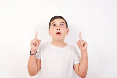 Kafkasyalı yakışıklı bir çocuğun garip bir şey gösteren parmaklarıyla gösteren portresi..