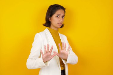 Güzel esmer kız korkudan dehşete düşmüş ve tiksindirici ifade iki elinle hareket etmeyi kes ve orada kal de. Panik konsepti