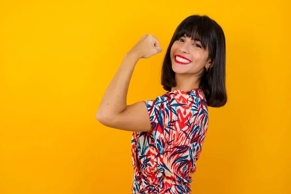 Portret Van Een Prachtige Blanke Vrouw Een Gele Achtergrond Met — Stockfoto