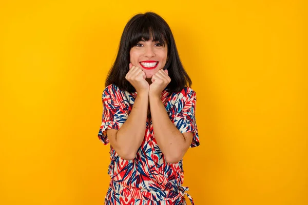 Studio Shot Van Tevreden Mooie Jonge Mooie Blanke Vrouw Het — Stockfoto