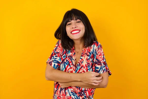 Jovem Bela Mulher Caucasiana Vestindo Roupas Casuais Sorrindo Fundo Amarelo — Fotografia de Stock