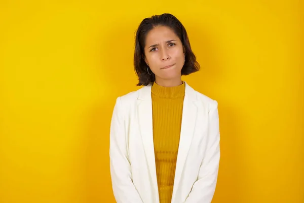 Mujer Morena Atractiva Pensativo Ser Profundo Los Pensamientos Levanta Las — Foto de Stock