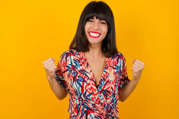 Portret Van Jonge Mooie Blanke Vrouw Casual Kleding Kijkt Met — Stockfoto