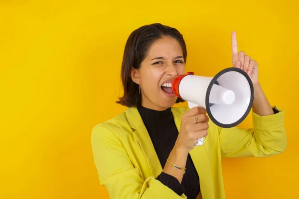 Donna Affari Piedi Contro Sfondo Giallo Cercando Felice Eccitato Gridando — Foto Stock