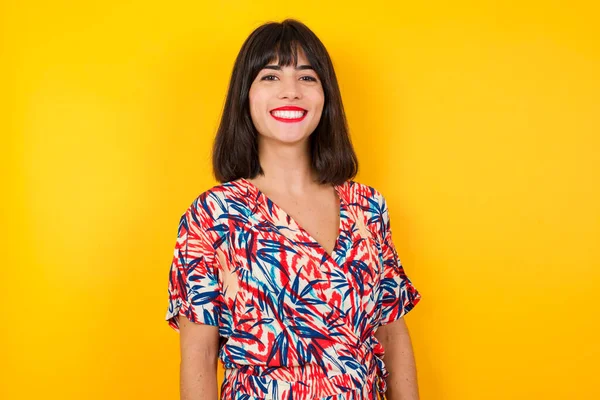 Joven Hermosa Mujer Caucásica Vistiendo Ropa Casual Sonriendo Sobre Fondo —  Fotos de Stock