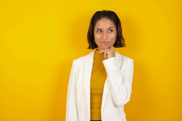 Donna Affari Sognante Piedi Sfondo Giallo Con Piacevole Espressione Indossa — Foto Stock