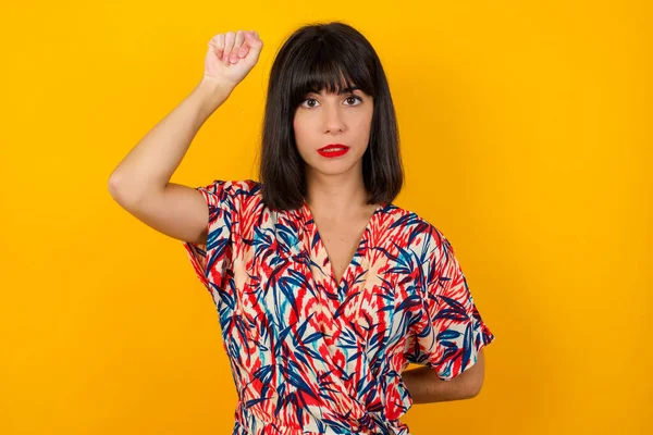 Mujer Bonita Joven Sintiéndose Seria Fuerte Rebelde Levantando Puño Protestando — Foto de Stock