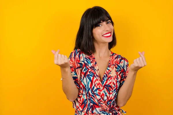 Junge Schöne Brünette Frau Buntem Kleid Gestikuliert Geld Auf Gelbem — Stockfoto