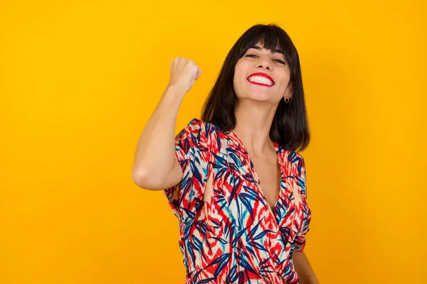 Entusiasmado Feliz Feliz Feminino Contente Receber Boas Notícias Gestos Ativamente — Fotografia de Stock