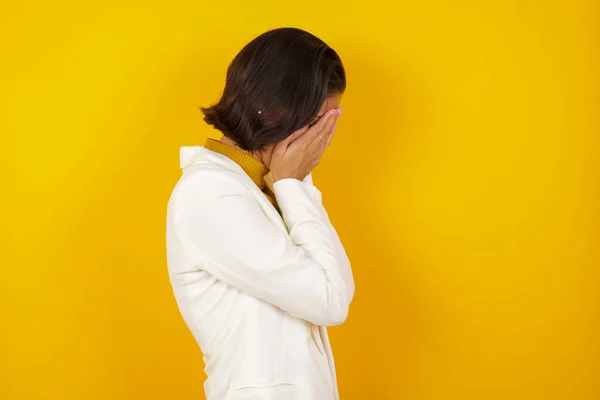 Triste Jeune Femme Caucasienne Portant Des Vêtements Décontractés Debout Sur — Photo