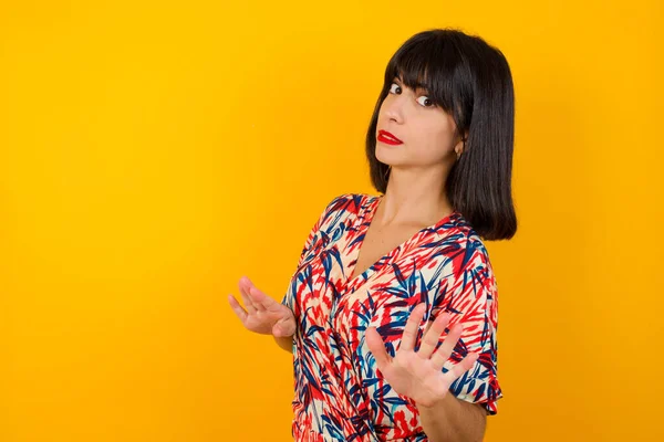 Mooi Brunette Meisje Bang Doodsbang Van Angst Walgelijke Uitdrukking Stop — Stockfoto