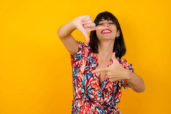 Retrato Fêmea Positiva Jovem Com Expressão Alegre Tem Bom Humor — Fotografia de Stock