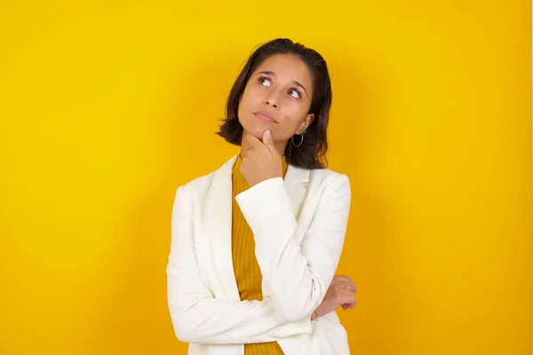 Retrato Menina Sorridente Pensativo Mantém Mão Sob Queixo Olha Para — Fotografia de Stock