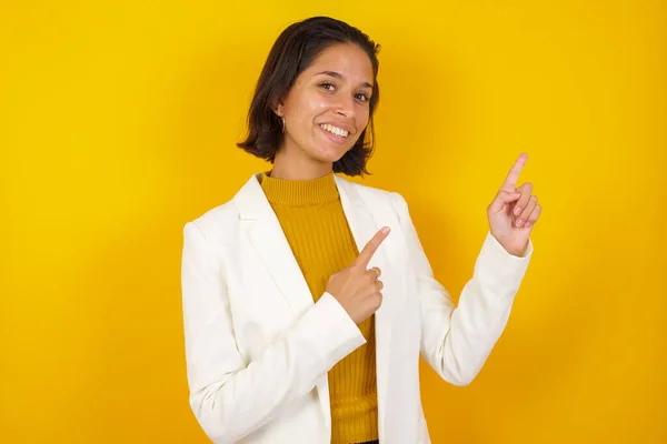 Söt Ung Brunett Kvinna Med Positiva Uttryck Klädd Lättvindigt Indikerar — Stockfoto