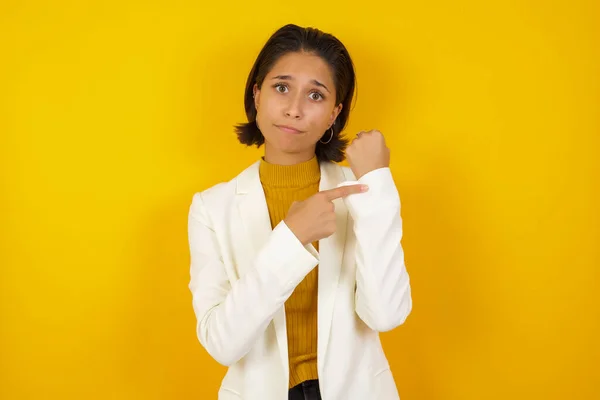 Hermosa Joven Caucásica Mujer Sobre Aislado Fondo Prisa Apuntando Ver —  Fotos de Stock