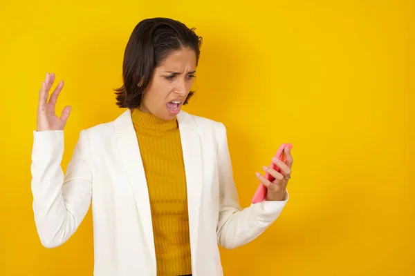 Beleza Jovem Mulher Vestindo Roupas Casuais Mostrando Tela Branco Smartphone — Fotografia de Stock