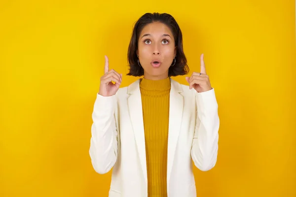 Retrato Una Hermosa Mujer Elegante Sobre Fondo Aislado Asombrado Sorprendido — Foto de Stock