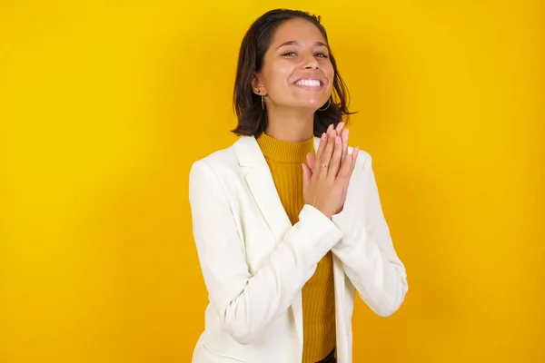 Jonge Succesvolle Arts Vrouw Staat Tegen Gele Muur Zich Gelukkig — Stockfoto