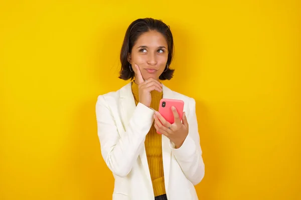 Imagem Pensamento Sonhando Jovem Bela Mulher Posando Isolado Sobre Fundo — Fotografia de Stock