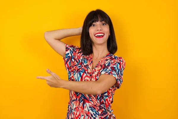 Positief Blij Jonge Mooie Blanke Vrouw Draagt Casual Kleding Zegt — Stockfoto