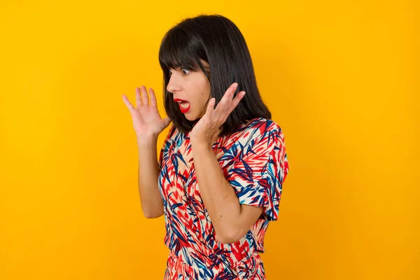 Young Beautiful Caucasian Woman Wearing Casual Clothes Astonished Yellow Background — Stock Photo, Image