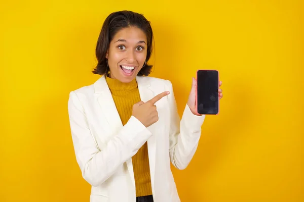 Mulher Excitada Apontando Com Dedo Para Smartphone Estúdio Tiro Menina — Fotografia de Stock