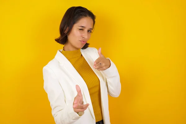 Jij Daar Joyful Charismatische Goed Uitziende Emotionele Vrouw Knipogen Wijzen — Stockfoto