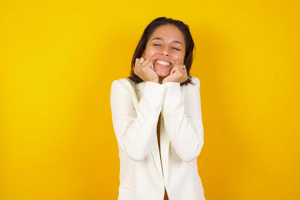 Portret Van Jonge Schattig Europese Student Wordt Overweldigd Door Emoties — Stockfoto