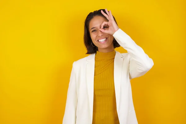 Bela Jovem Empresária Contra Fundo Amarelo Com Rosto Feliz Sorrindo — Fotografia de Stock