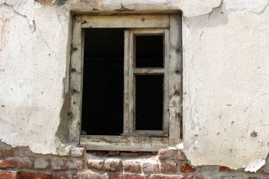Eski duvardaki eski pencere 
