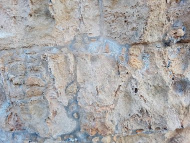 Çatlak ve oyukları olan bir kaya parçası.