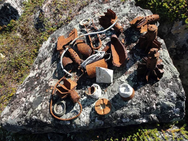 Elementos Artefactos Explosivos Una Vieja Bomba Sobre Una Piedra — Foto de Stock