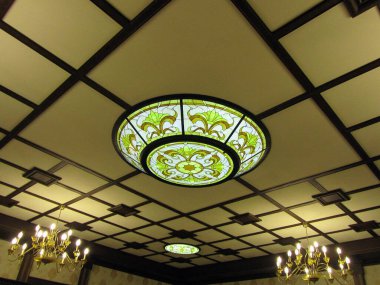 Tavanın içi. Süslü orijinal avize.