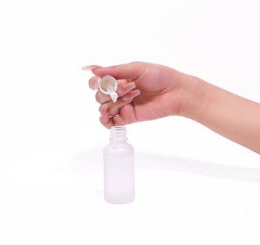 Deri serumunu donmuş cam şişeye damlatan bir el..