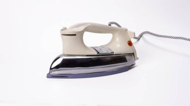 Beyaz üzerine antika elektrikli ütü, çamaşır yıkama ve ev işleri için mükemmel..