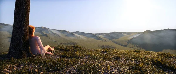 Kız Ağacın Yanındaki Çimlerin Üzerinde Sisli Dağların Arka Planında Yatıyor — Stok fotoğraf