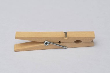 Beyaz arkaplanda tahta mandalları kapat