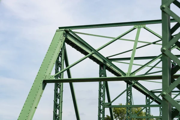 Construcción Puente Hierro Sobre Río Viejo Metal —  Fotos de Stock