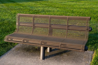 Parktaki metal bankta demir koltukta otur.