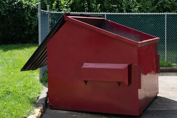 Lixo Vermelho Lata Metal Recyle Ecologia Edifício Livre — Fotografia de Stock