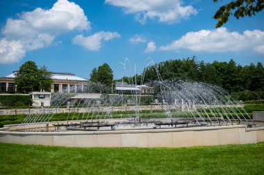 bibeautiful famous Fountain outdoore park gökyüzü yeşil mavi dekorasyon
