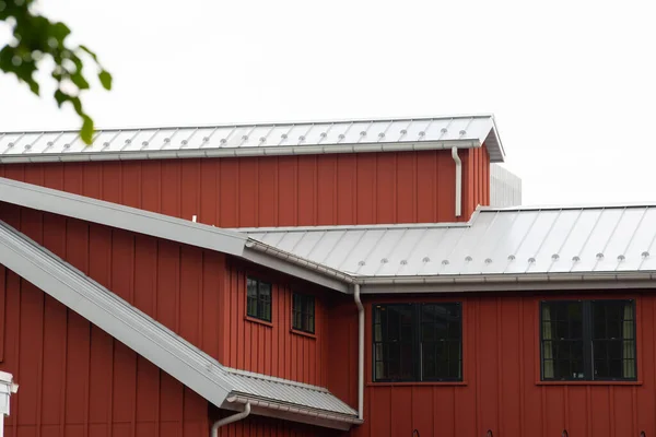 现代天井金属屋面，屋顶窗，防风罩，防雨堤 — 图库照片