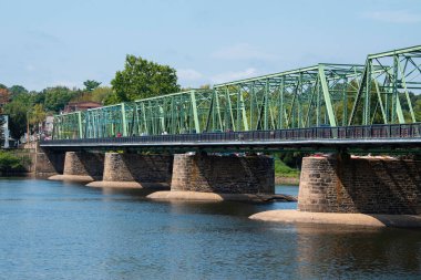 Nehrin üzerinde demir köprü Güzel eski demir köprü köpüklü suların üzerinde