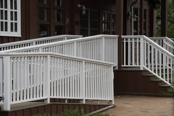 Βινύλιο λευκό φράχτη κοντά στο σπίτι outdoore προστασία της ιδιωτικής ζωής — Φωτογραφία Αρχείου